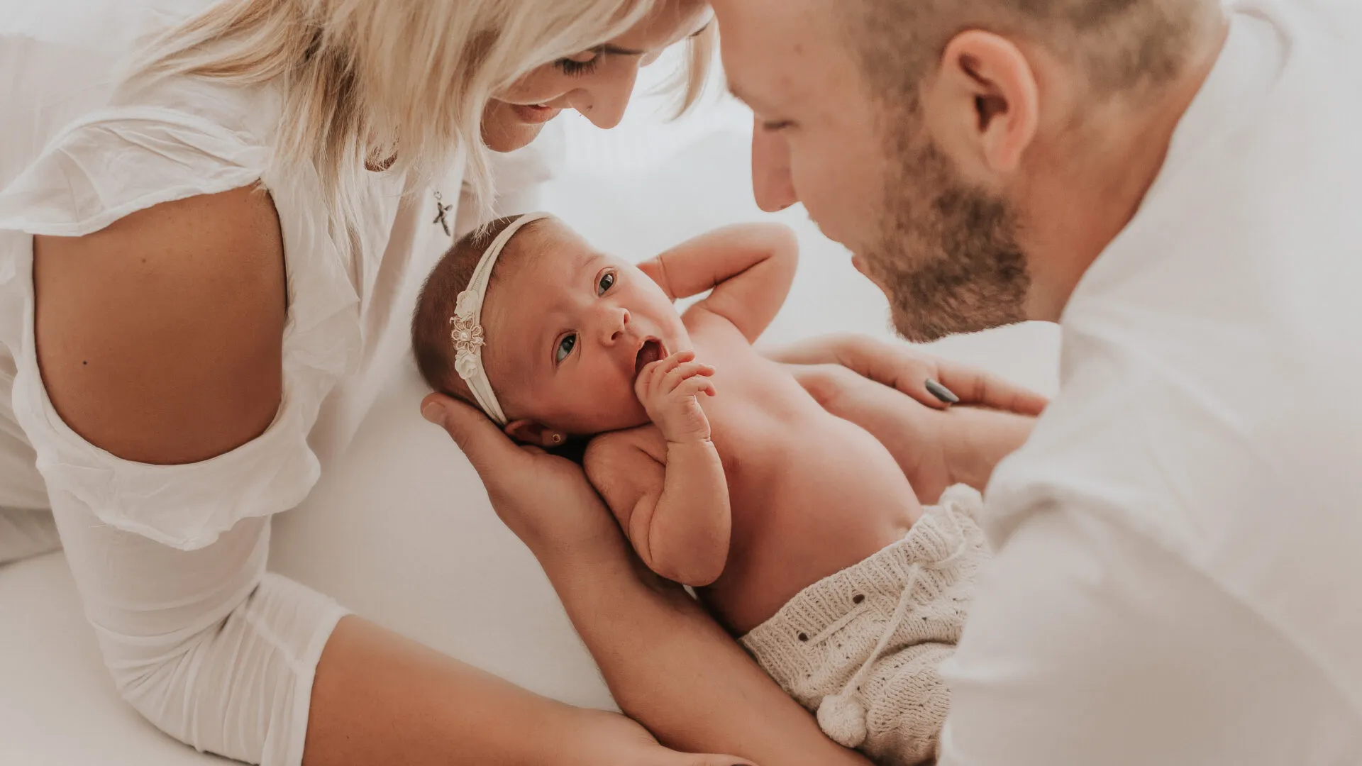 Imagen que muestra a un niño frustrado durante una actividad, reflejando dificultad para manejar emociones y enfrentar retos de manera calmada.