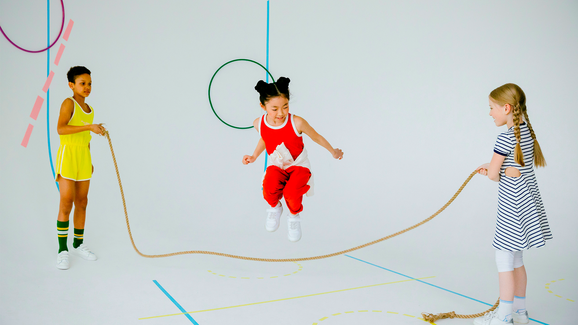 Niña saltando la cuerda mientras desarrolla coordinación y equilibrio corporal