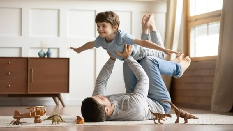 Imagen con ilustración de un niño jugando con su padre
