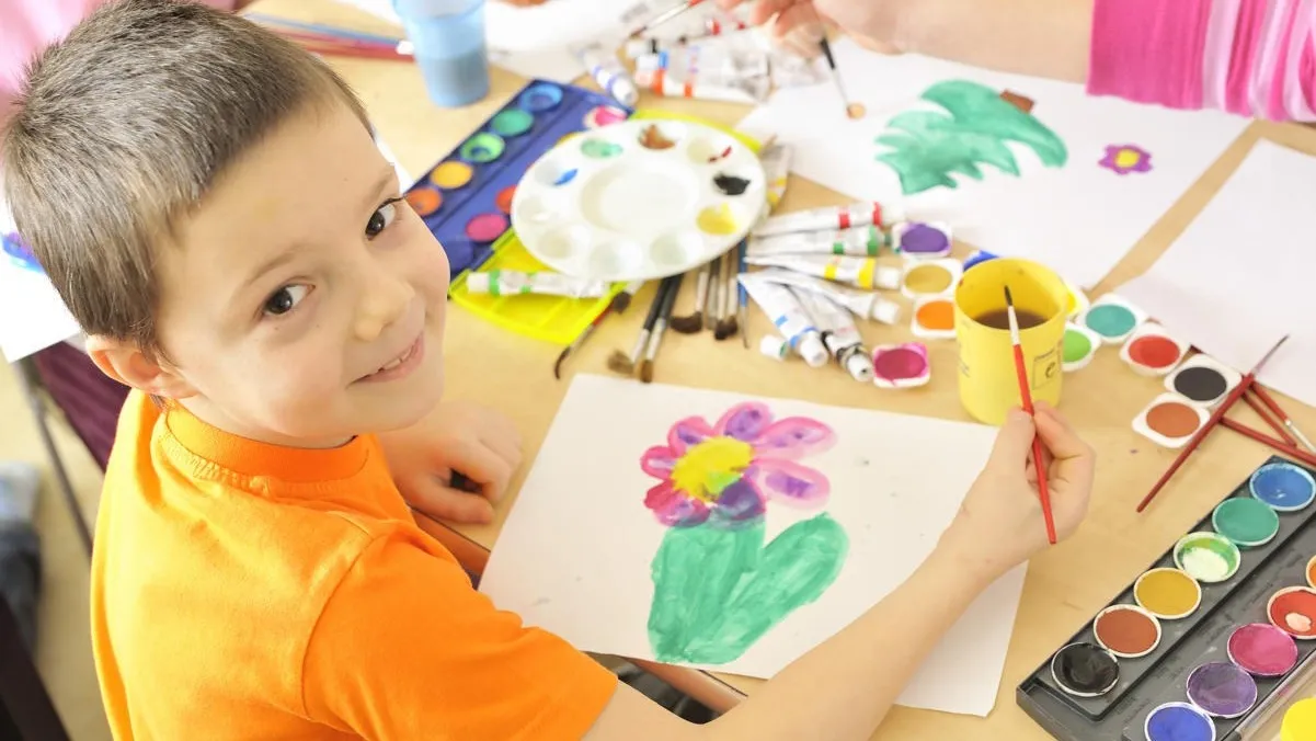 Imagen con ilustración de un niño pintando y dibujando