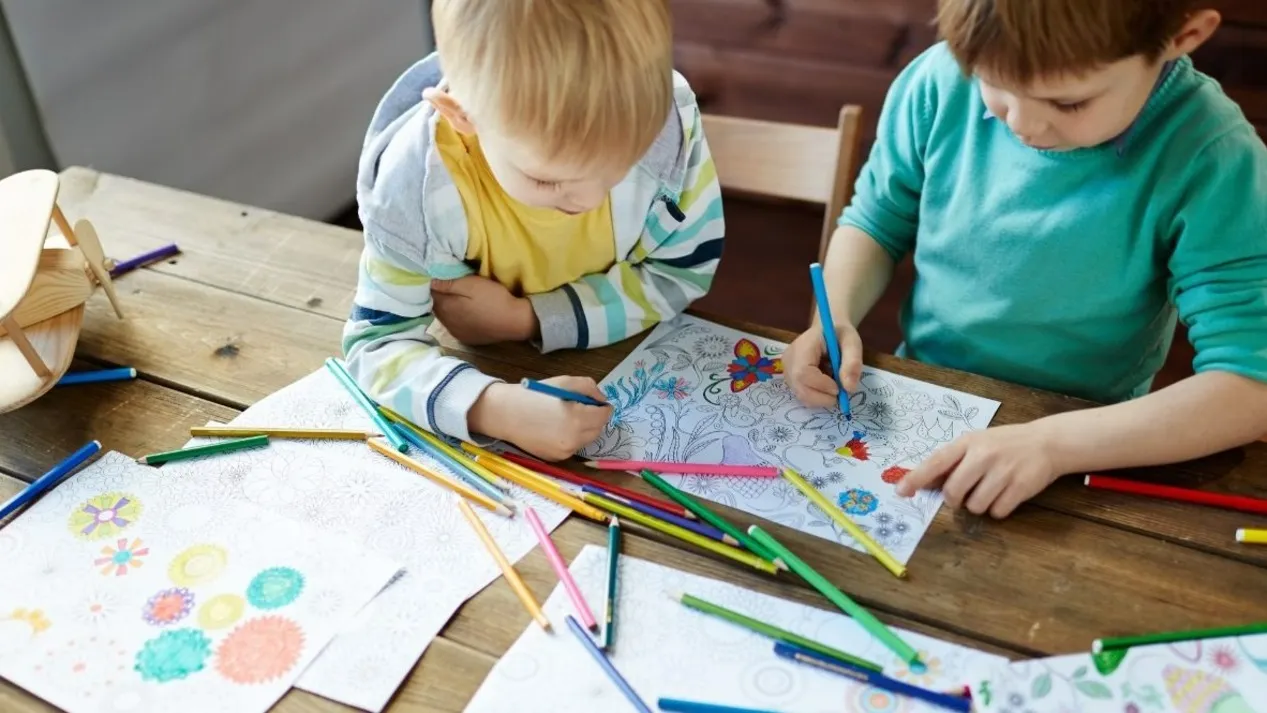 Imagen con ilustración de dos niños pintando